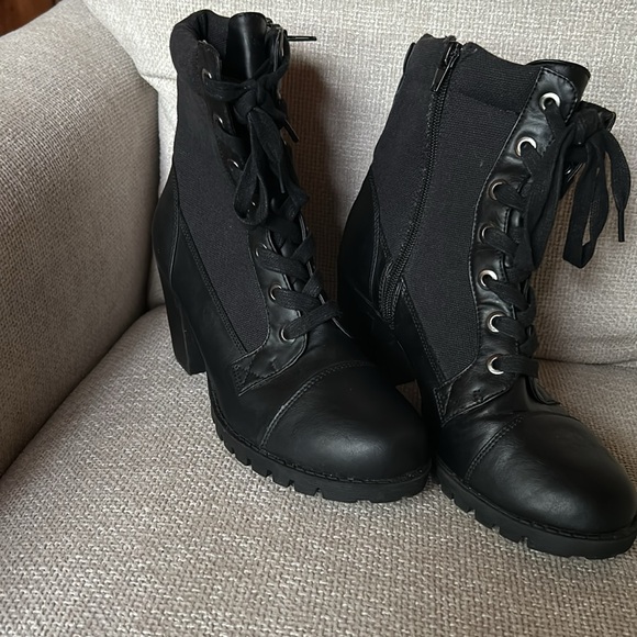 XOXO Stylish Black Women's Ankle Boots - Picture 2 of 7